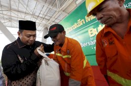 Air Mata Iqbal Suhaeb saat Bagi 3.000 Paket Zakaat kepada Petugas Kebersihan
