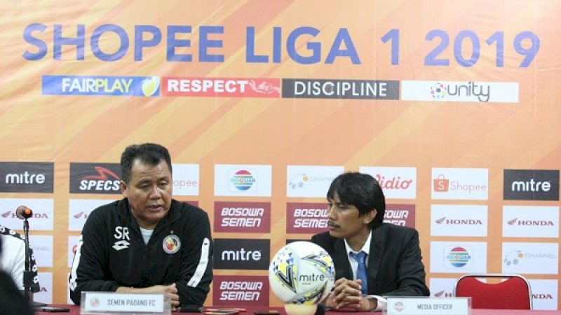 Pelatih Semen Padang, Syafrianto Rusli (kiri).