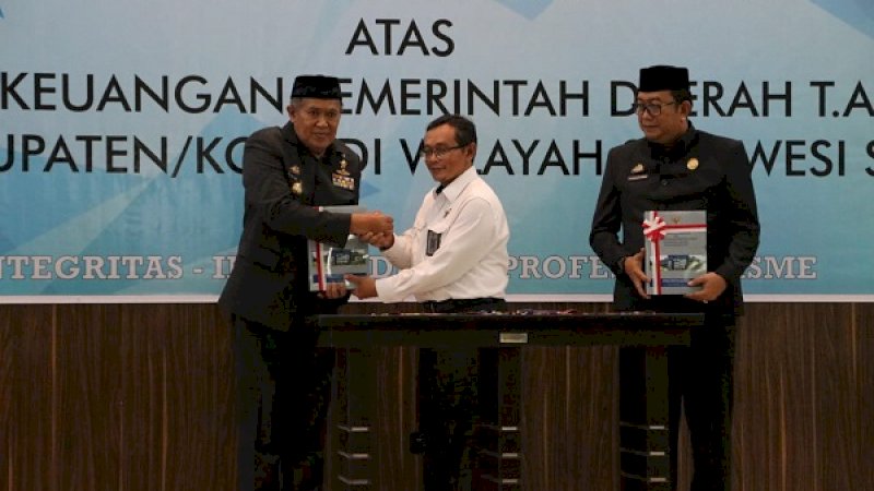 Bupati Bulukumba AM Sukri A Sappewali menerima WTP didampingi Ketua DPRD Bulukumba Andi Hamzah Pangky.