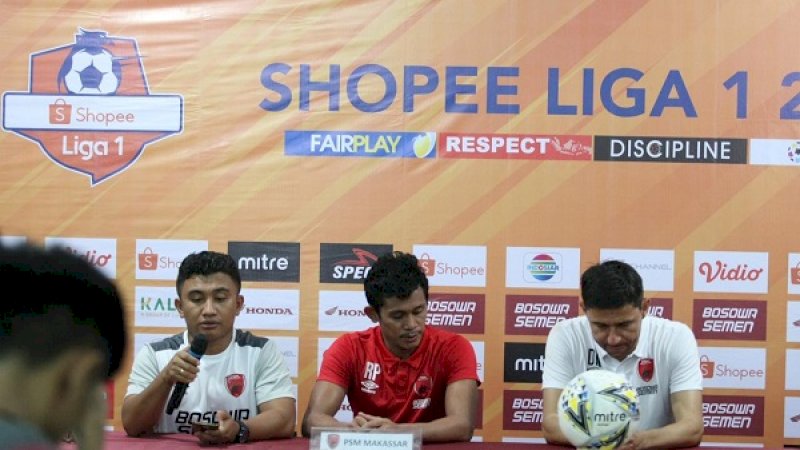 Pelatih PSM, Darije Kalezic (kanan).