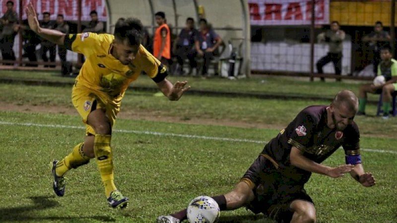 Wiljan Pluim (depan) saat laga PSM Makassar kontra Semen Padang di Stadion Andi Mattalatta, Senin malam (20/5/2019). (Foto: Arfa Ramlan)