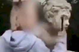 Demi Tambah Followers Instagram, Model Ini Rusak Patung Berusia 200 Tahun