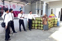 Pengurangan Stok dari Agen, Tim Polres Pinrang Pantau Pangkalan Elpiji 3 Kg