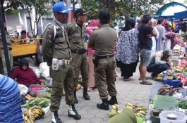 Lewat Sosialisasi, Satpol PP Pinrang Tertibkan Pedagang dari Bahu Jalan