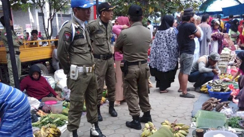 Lewat Sosialisasi, Satpol PP Pinrang Tertibkan Pedagang dari Bahu Jalan