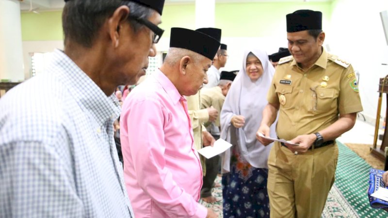 Imam Mesjid, Pegawai Syara, dan Guru Mengaji di Barru Terima Insentif Triwulan Kedua