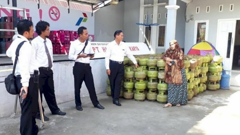 Petugas dari Polres Pinrang, tengah mengunjungi salah satu pangkalan gas elpiji di Pinrang.