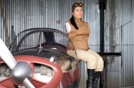 Meski Lahir Tanpa Lengan, Wanita ini Mampu Terbangkan Pesawat