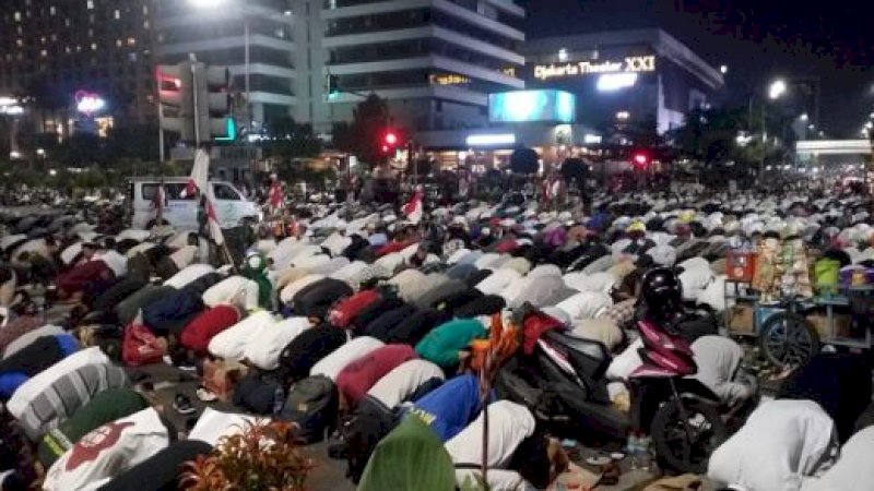 Peserta Aksi solat tarawih di depan KPU dan Bawaslu. (Istimewa)