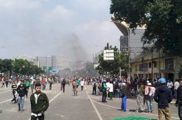 Babinsa Merapat, Massa Berhenti Lempari Polisi Sambil Nyanyikan Indonesia Raya