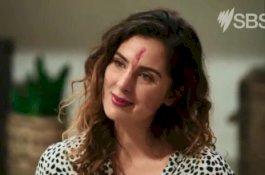 Wanita Ini Oles Darah Menstruasi di Wajahnya untuk Hilangkan Nyeri Haid