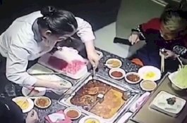 Video Pelanggan Jatuhkan Korek Api di Sup, Pelayan Korek Pakai Sendok Langsung Meledak