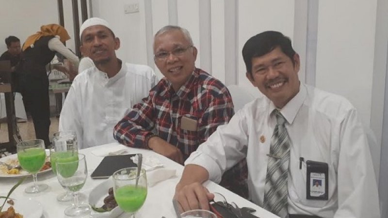 Plt Direktur Poltekpar Makassar, Muhammad Arifin (kanan) pada acara buka puasa bersama Prodi Manajemen Divisi Kamar, di Pesonna Hotel, Rabu, (22/5/2019).