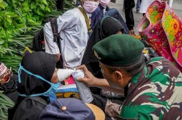 Sisi Lain Demo di Bawaslu; Akur saat Berbuka hingga Aksi Simpatik TNI