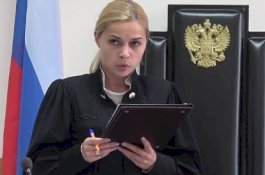 Foto Topless-nya Diretas, Hakim Cantik ini Terpaksa Mengundurkan Diri