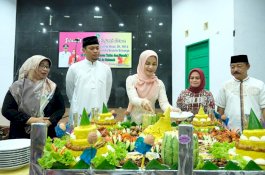 Adnan-Kio Buka Puasa di Yayasan Ponpes Yatama, Priska Paramita Dapat Kejutan