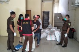 Geledah Kantor PPKAD Jeneponto, Tim Khusus Kejari Bawa Satu Koper Besar