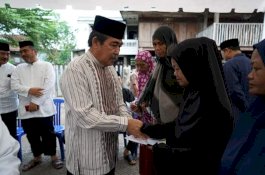 Safari Ramadan ke Tellu Limpoe, Dollah Mando Bagi-Bagi Zakat