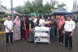 Hotel Harper Perintis dan IWO Bagi Takjil Bersama ke Warga