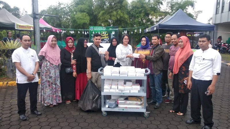 Hotel Harper Perintis dan IWO Bagi Takjil Bersama ke Warga