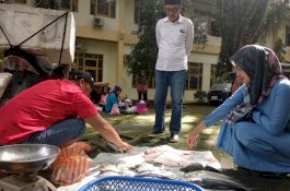 Tinjau Pasar Murah, Bupati Lutra Ikut Borong