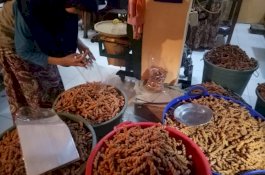 Pengusaha Kue Kering Tradisional Meraup Cuan Berlipat Selama Ramadan