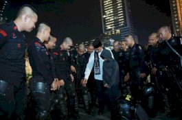 Langkah Humanis Anies, Besuk Pedemo, Bersihkan Jalan, hingga Sapa TNI-Polri