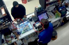 Video Perampok Berkapak Ancam Kasir, Saat Ditodong Pistol Dia Berlutut Minta Ampun