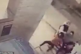 Video Gadis 11 Tahun Hajar Perampok yang Curi Skuter Ibunya