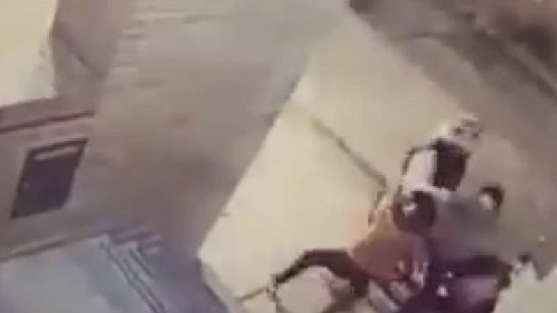 Rekaman CCTV seorang gadis 11 tahun memukul seorang perampok yang hendak mencuri sepeda motor korban.