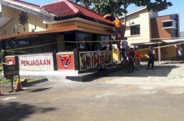 Mako Brimob Purwokerto Ditembaki OTK, 1 Petugas Terserempet Peluru