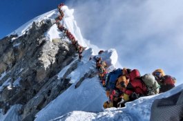 Ngeri! Foto Ratusan Pendaki Terjebak Kemacetan di Gunung Everest