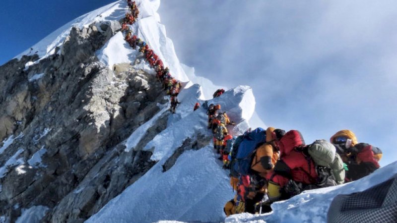 Sebuah foto mengerikan menunjukkan antrian panjang para pendaki Gunung Everest