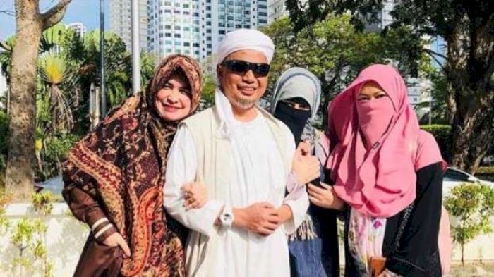 Permintaan Lewat Mimpi  Istri Datangi Makam Ustaz Arifin 