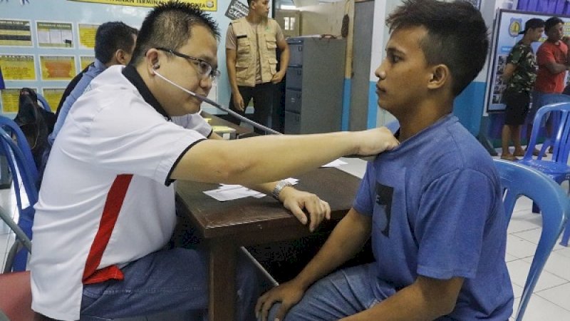 Sopir angkutan jurusan Kabupaten Selayar-Kota Makassar menjalani pemeriksaan kesehatan di Terminal Bonea Benteng Selayar, Sabtu pagi (25/5/2019). 