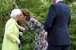 Kate Middleton Dikecam Karena Mencium Ratu Elizabeth