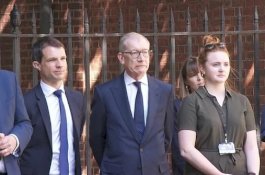 Video Suami Theresa May Meringis Saksikan Istrinya Menangis di Pidato Pengunduran Dirinya