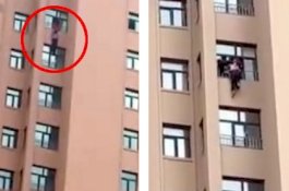 Momen Menegangkan Seorang Wanita Raih Ibunya yang Jatuh di Lantai 12