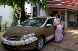 Lihat! Mobil Sedan Sengaja Ditutupi Kotoran Sapi Agar Tetap Dingin