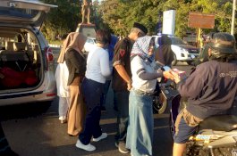 Pererat Silaturahmi, KBPP Polri Parepare Bagi-bagi Takjil di Jalan