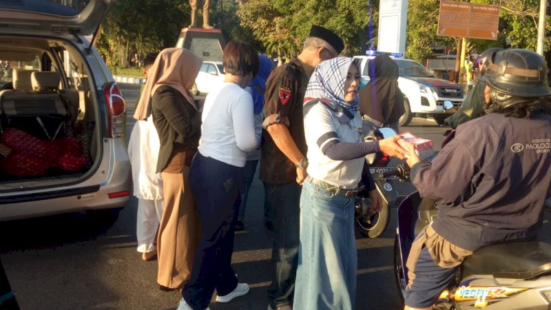 Pererat Silaturahmi, KBPP Polri Parepare Bagi-bagi Takjil di Jalan