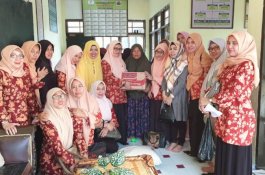 Bagi Rejeki, Dharma Wanita Takalar Sasar Anak Yatim dan Tukang Becak
