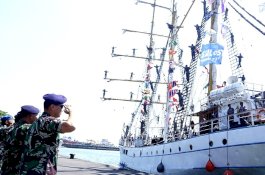 Sempat Jadi Lokasi Buka Puasa, KRI Dewaruci Kembali ke Surabaya