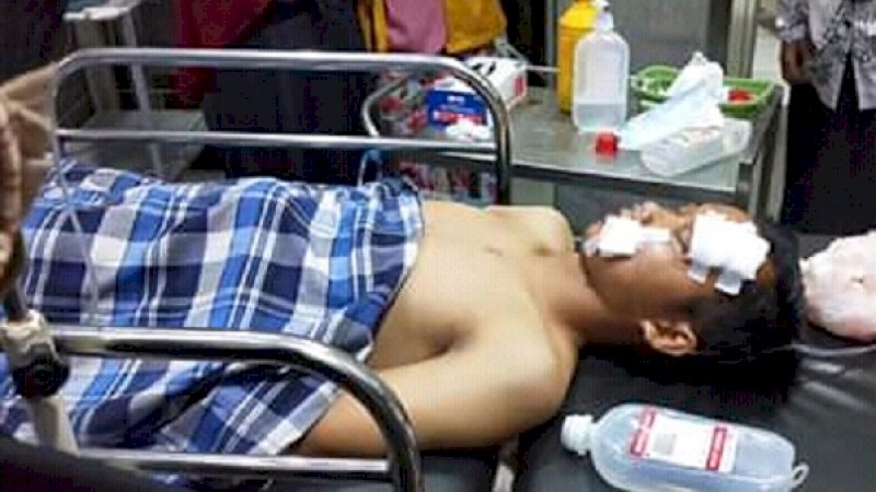 Imam tarawih Masjid Ance Barru, Sainal, saat mendapatkan perawatan medis.