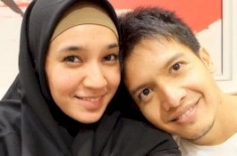 Belum Pikirkan Lebaran, Dhini Aminarti Iktikaf Bareng Suami di Masjid