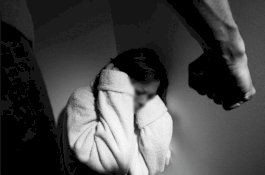 Suami Siksa Istrinya Karena Tulis Komentar Negatif di YouTube-nya