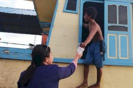 Gelombang Laut Tak Surutkan Semangat Korcab VI Berbagi Takjil ke Nelayan