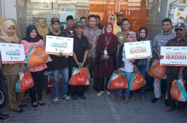 OB, Cleaning Service, dan Petugas Parkir Dapat Sembako dari BNI KCP Gowa