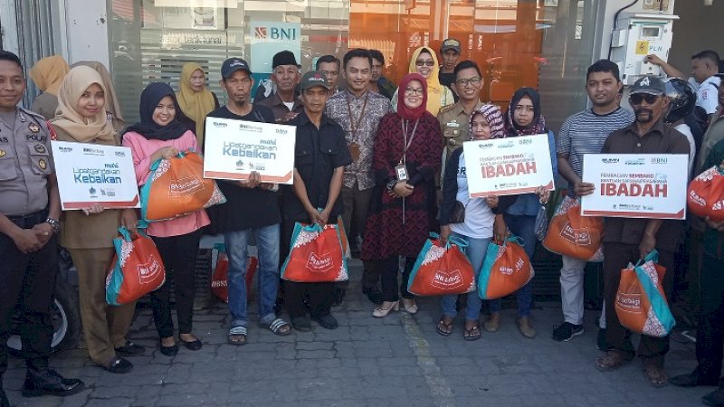 OB, Cleaning Service, dan Petugas Parkir Dapat Sembako dari BNI KCP Gowa