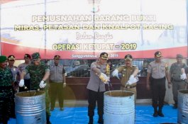 1.270 Liter Ballo Dibuang ke Drum, Polres Gowa Musnahkan Hasil Razia Cipta Kondisi